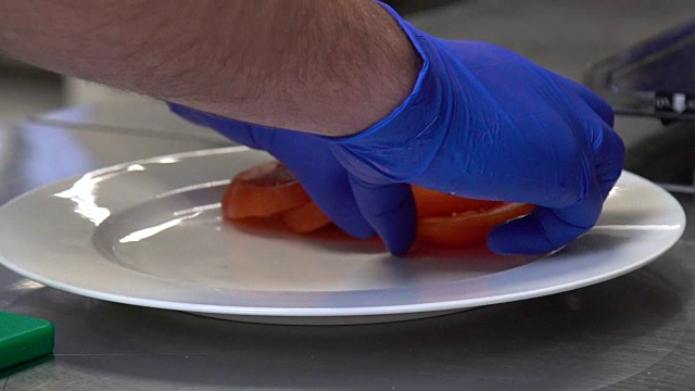 食品厨房餐厅厨师切西红柿视频下载