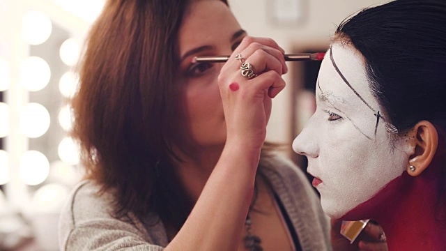 化妆师在模特脸上画线视频下载