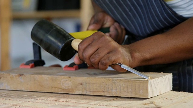 中间部分的木匠雕刻木材与锤子在桌子4k视频素材