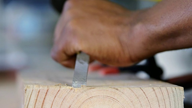 在4k桌子上用锤子雕刻木头的木匠视频素材