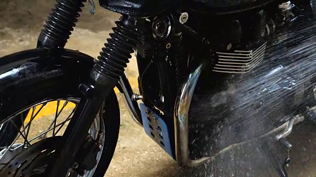 经典摩托车的特写湿部份。视频素材