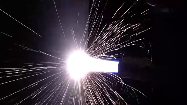 金属结构激光等离子体处理产生的火花视频下载