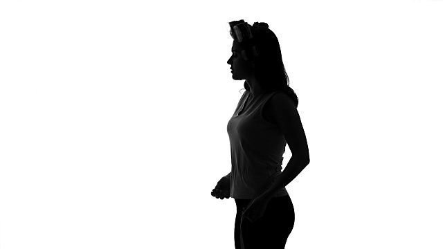 女人的轮廓测量她的腰围，饮食和保健，减肥视频下载