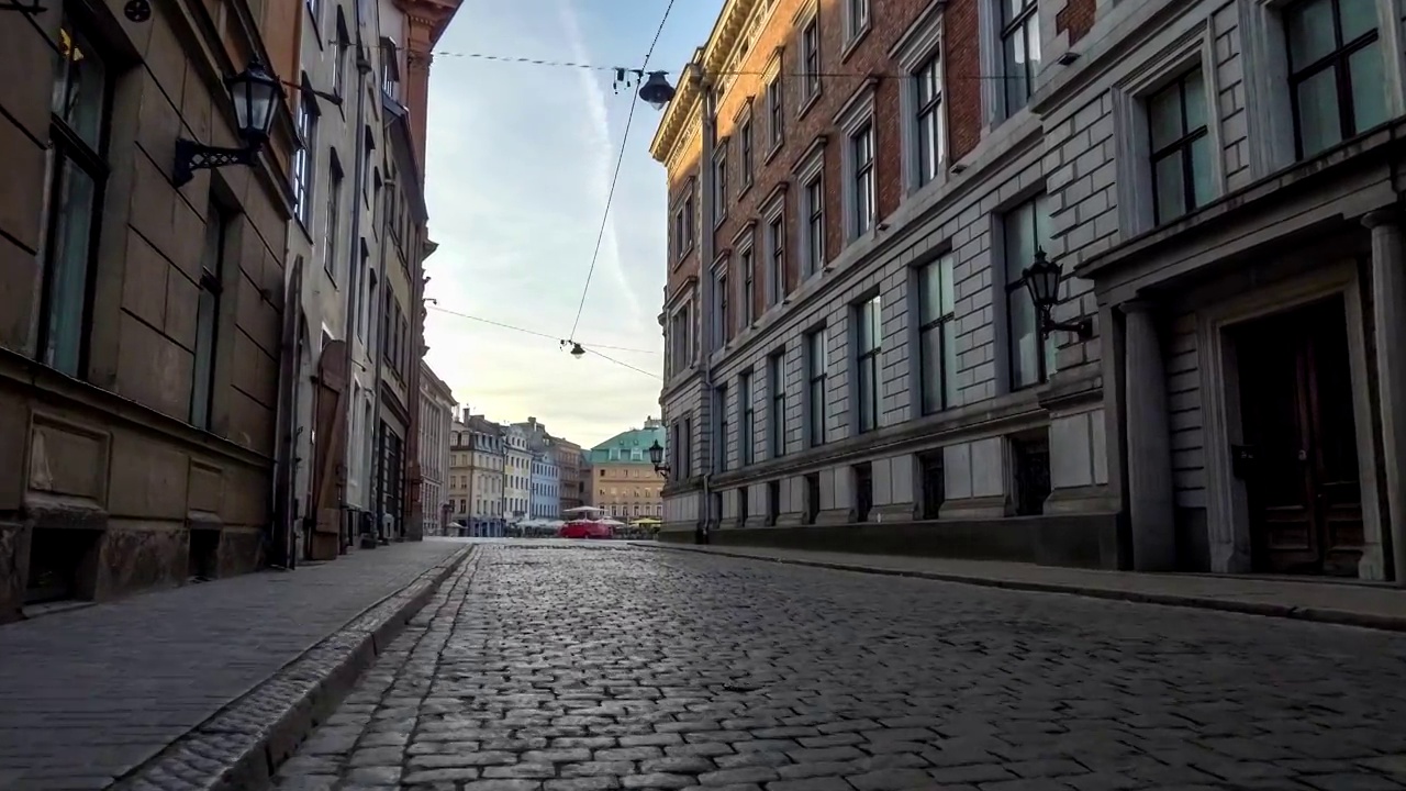 拂晓时分，走在拉脱维亚老里加的鹅卵石街道上。替身拍摄视频素材