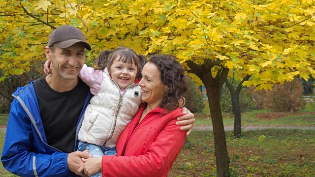 幸福的家庭在秋天的公园视频下载