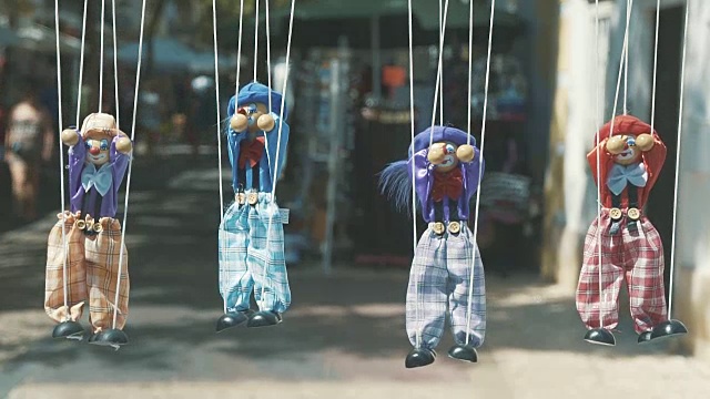 布娃娃在绳子上挂成一排视频下载
