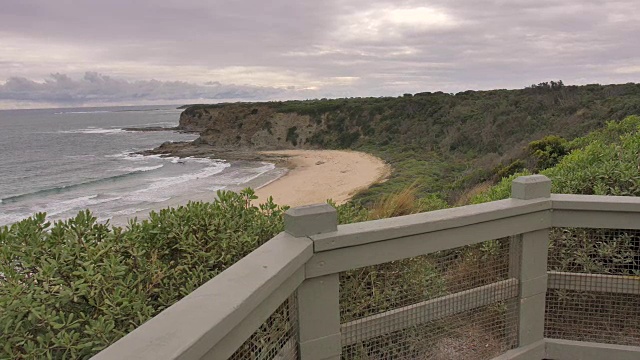 欣赏澳大利亚海滩风景的女人视频下载