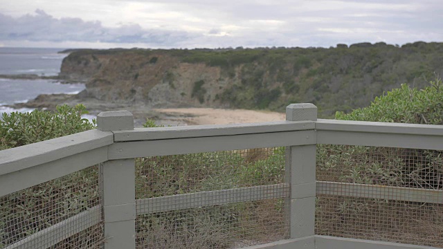 欣赏澳大利亚海滩风景的女人视频下载