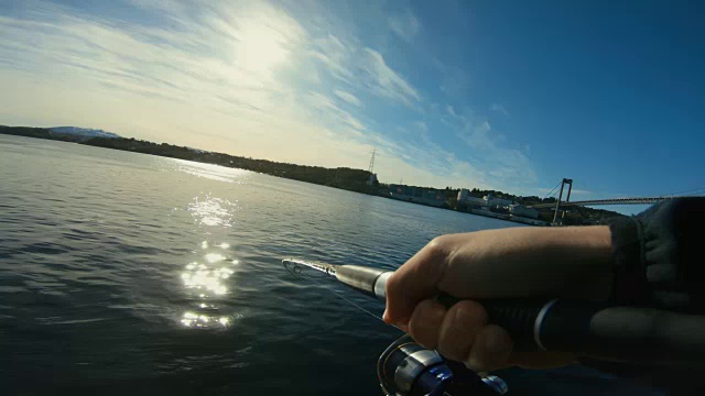 海边钓鱼:钓到一条鱼视频下载
