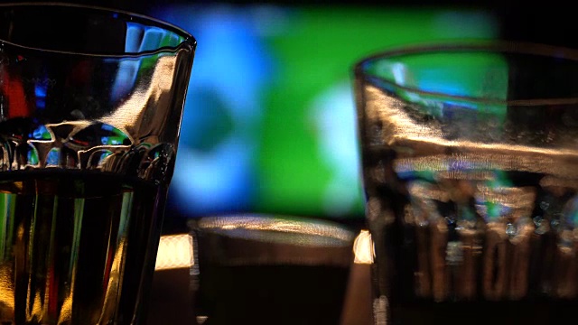 模糊的图像运动酒吧与电视和饮料在前景视频下载