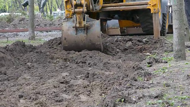 挖掘机的铲斗在挖土视频下载