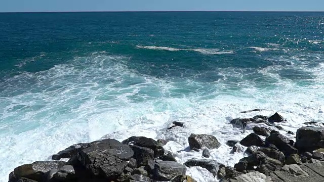 巨浪拍打着海岸的悬崖视频素材