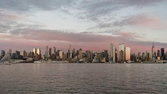 曼哈顿金融区夜幕降临，白天到夜晚过渡/纽约视频素材