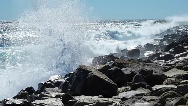 巨浪拍打着海岸的悬崖视频下载
