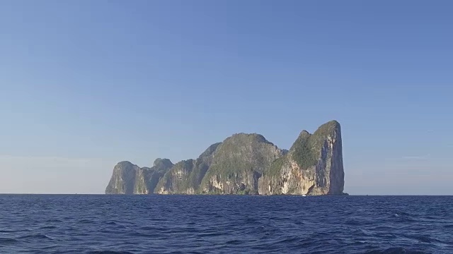 POV:美丽的石灰岩悬崖创造了一个风景如画的异国情调的海景。视频下载