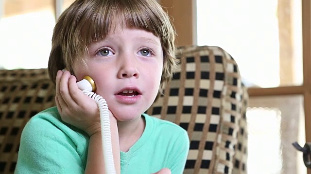 4岁男孩在玩玩具电话视频素材