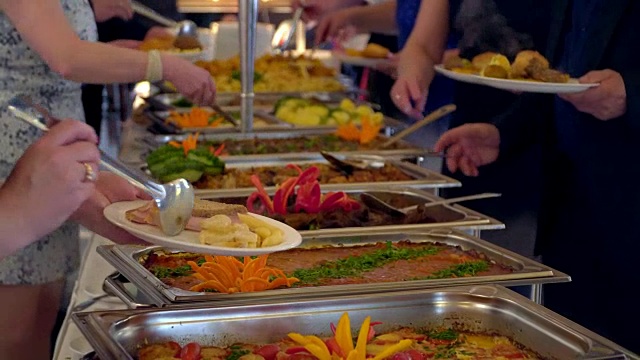 在豪华餐厅室内组团餐饮自助餐，以肉类、五颜六色的水果和蔬菜为主。视频素材