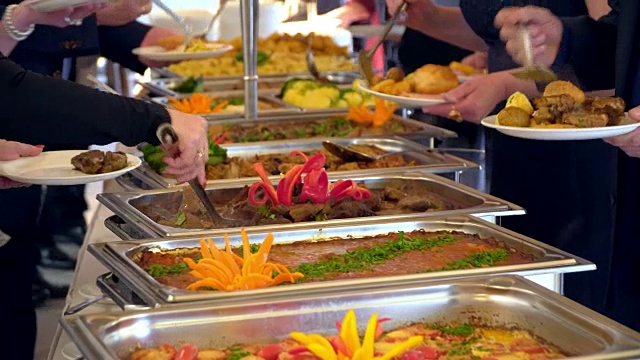 在豪华餐厅室内组团餐饮自助餐，以肉类、五颜六色的水果和蔬菜为主。视频下载