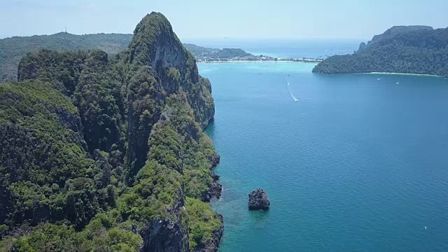 空中摄影:从巨大的石灰岩岛屿和迷人的异国海滩起飞。视频下载