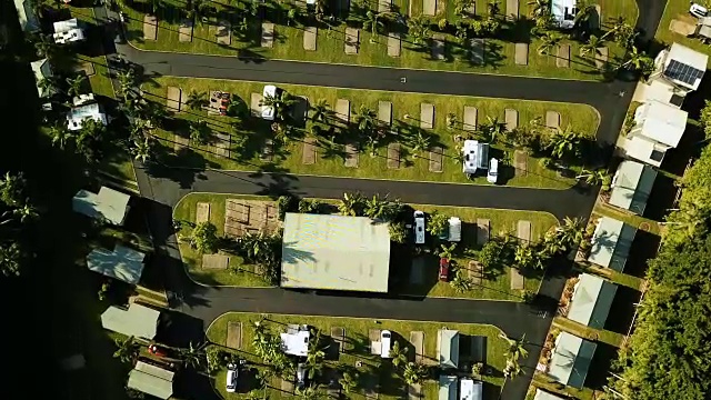 无人机在营地上空飞行。澳大利亚度假视频下载