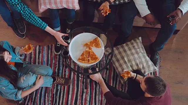 国际公司的朋友碰杯喝一盘披萨视频素材