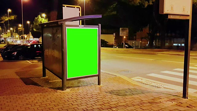 广告牌以色度键绿屏在交通车辆上显示城市夜晚街道、灯光夜晚、广告视频下载