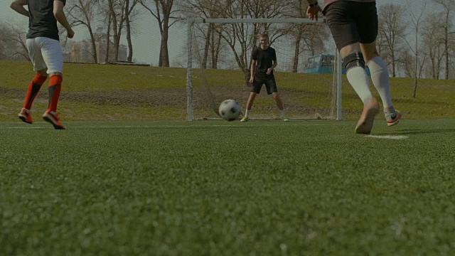 足球运动员在比赛中奔跑视频素材