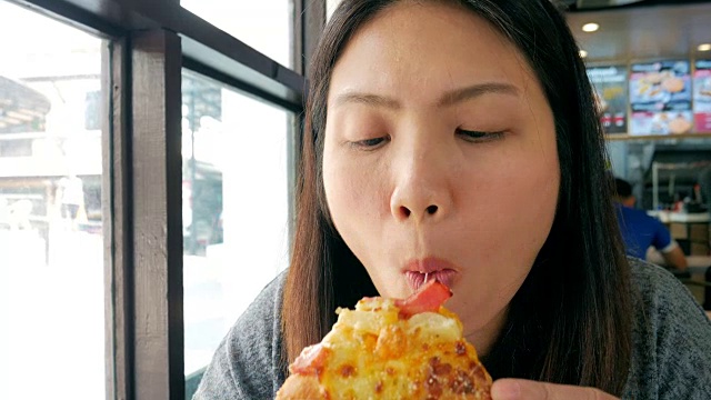 女人吃披萨视频素材