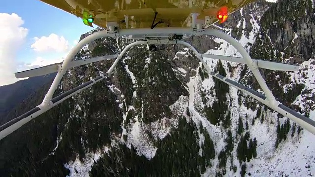 喀斯喀特山直升飞机俯瞰积雪的锯齿状森林山脊视频素材