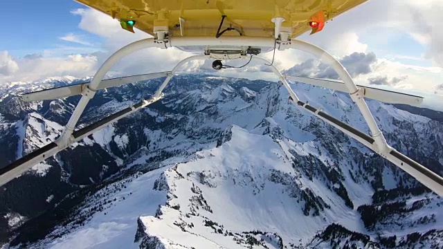 Cascade Range直升机POV在美国华盛顿州三指峰上空飞行视频素材
