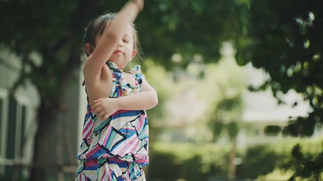 泰国可爱的小女孩是交叉的胳膊与生闷气和触摸在花园里视频下载
