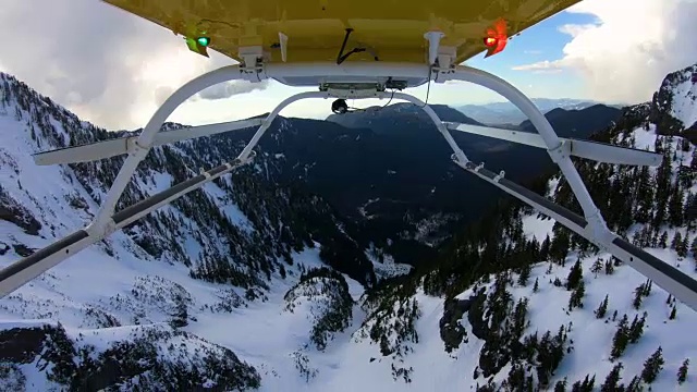 大胆的旅程远征飞行直升机之间的冰峰雪山在冬季视频素材
