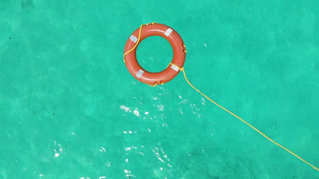 热带水上空中救生圈视频下载