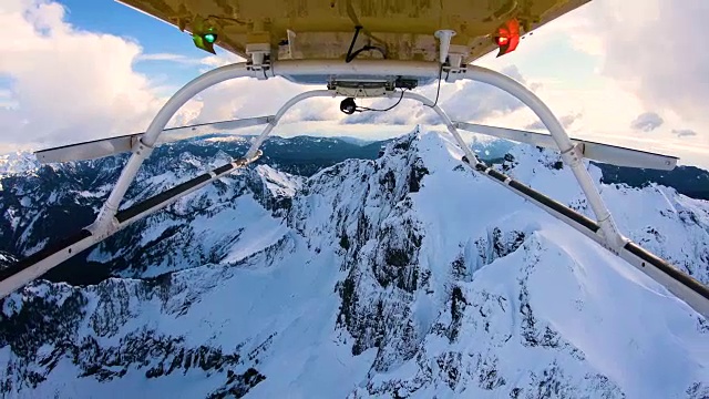 日落时分，直升机从喀斯喀特山脉飞离视频素材