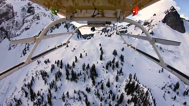 直升飞机飞三指瀑布山雪峰冰冻的湖下降视频素材