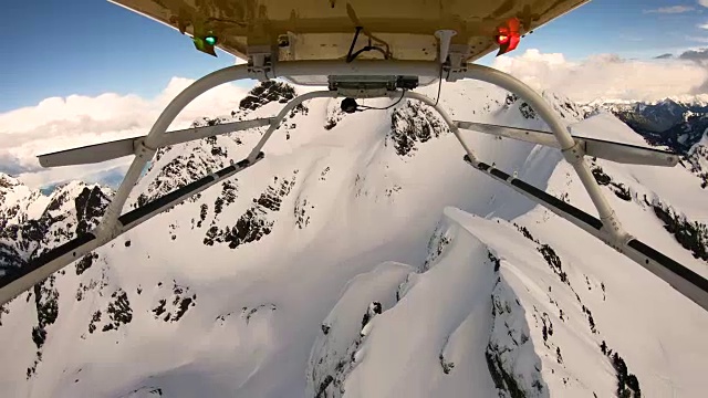 直升机POV在雪山火山口上的飞行视图锯齿悬崖山峰三指华盛顿喀斯喀特山视频素材