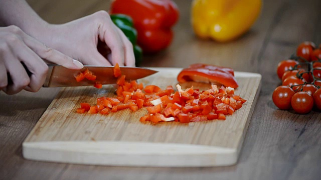 切红辣椒准备食物。视频素材