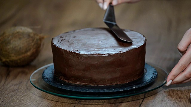 糕点师在蛋糕上涂上巧克力奶油视频素材