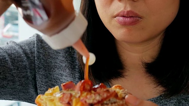 女人吃披萨视频素材