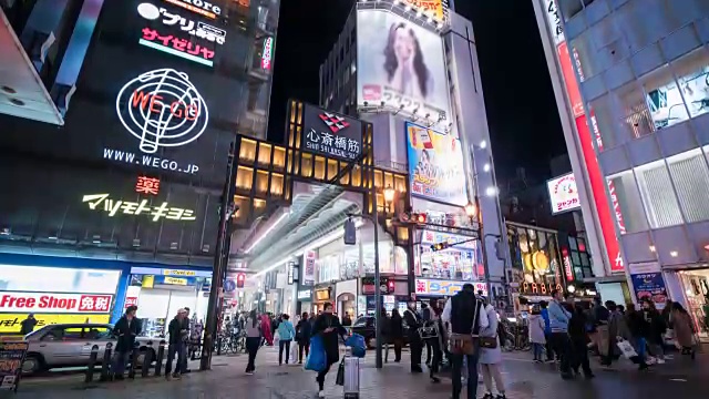 4k时光流逝:人们走在日本大阪道顿堀的夜间购物街上，Tilt Down Shot视频素材