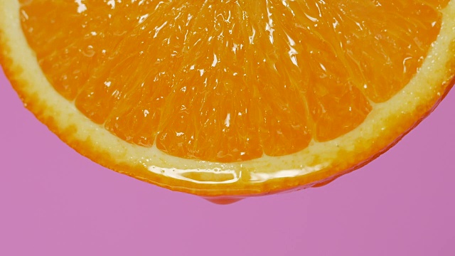 蜂蜜从橘子片上滴下来视频素材