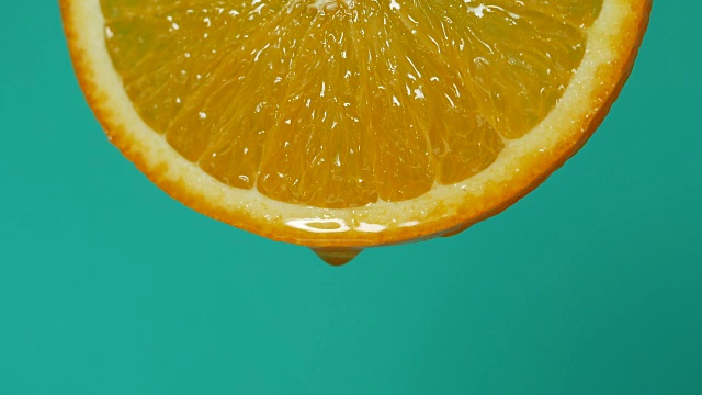 蜂蜜从橘子片上滴下来视频素材