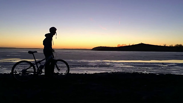 自行车男孩海滩海岸日落视频下载