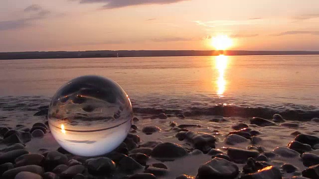 玻璃球水太阳波海滩视频下载