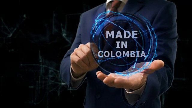 商人在手上展示哥伦比亚制造的全息概念图视频下载