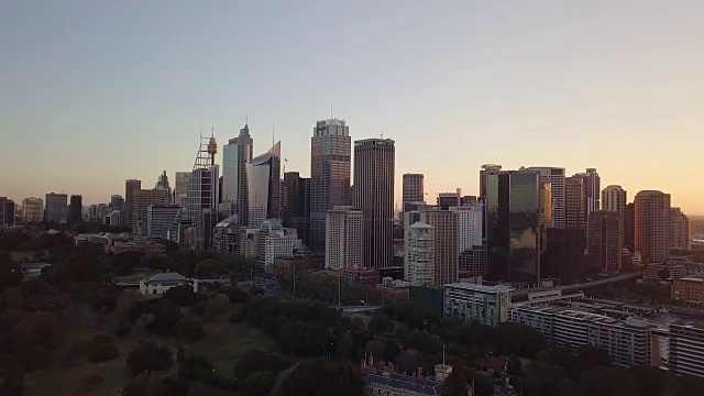美丽的空中城市天际线在黎明的早晨视频素材