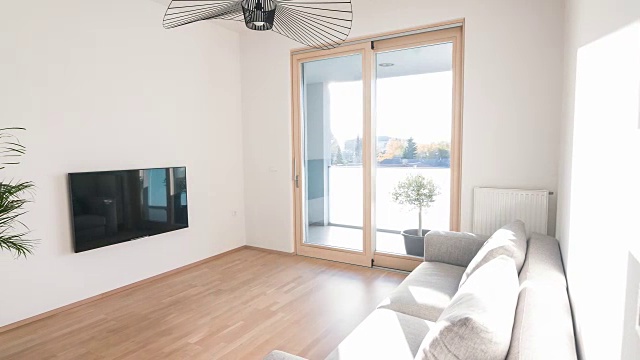 明亮的客厅在一个开放的平面公寓与极简主义家具视频素材