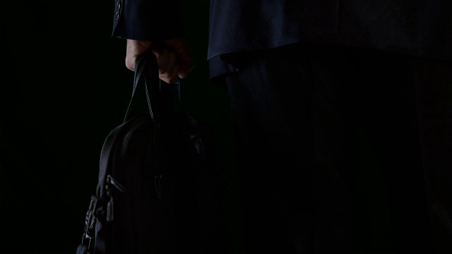 商人拿着公文包，在黑暗中离去视频下载