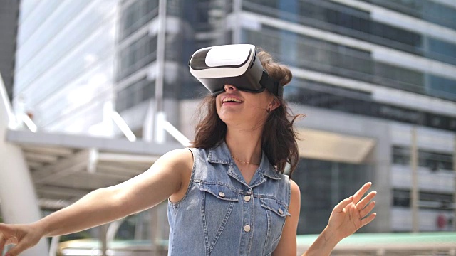 一个女人在用她的手机VR耳机视频素材