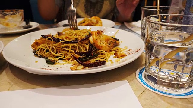 多莉拍摄;意大利面，番茄干，虾/虾。视频素材